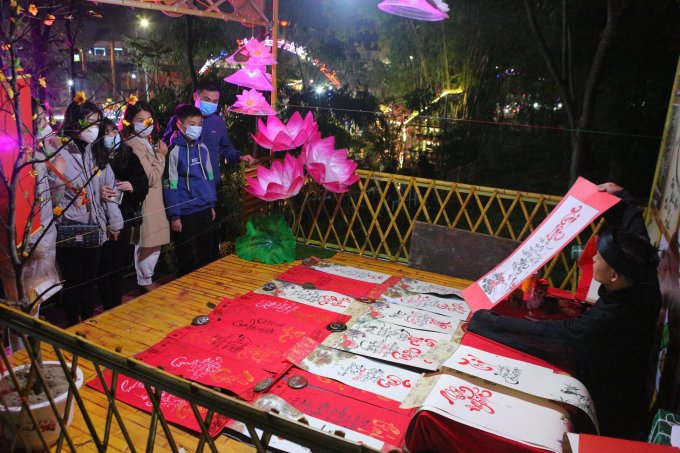 Người dân Nghệ An năm nay cũng đổ ra đường đón năm mới ít hơn những năm trước. Dù thời tiết mưa rét nhưng tại khu vực đường hoa tại TP Vinh, rất nhiều người đã tới chụp ảnh để ghi lại thời khắc đáng nhớ đêm giao thừa.