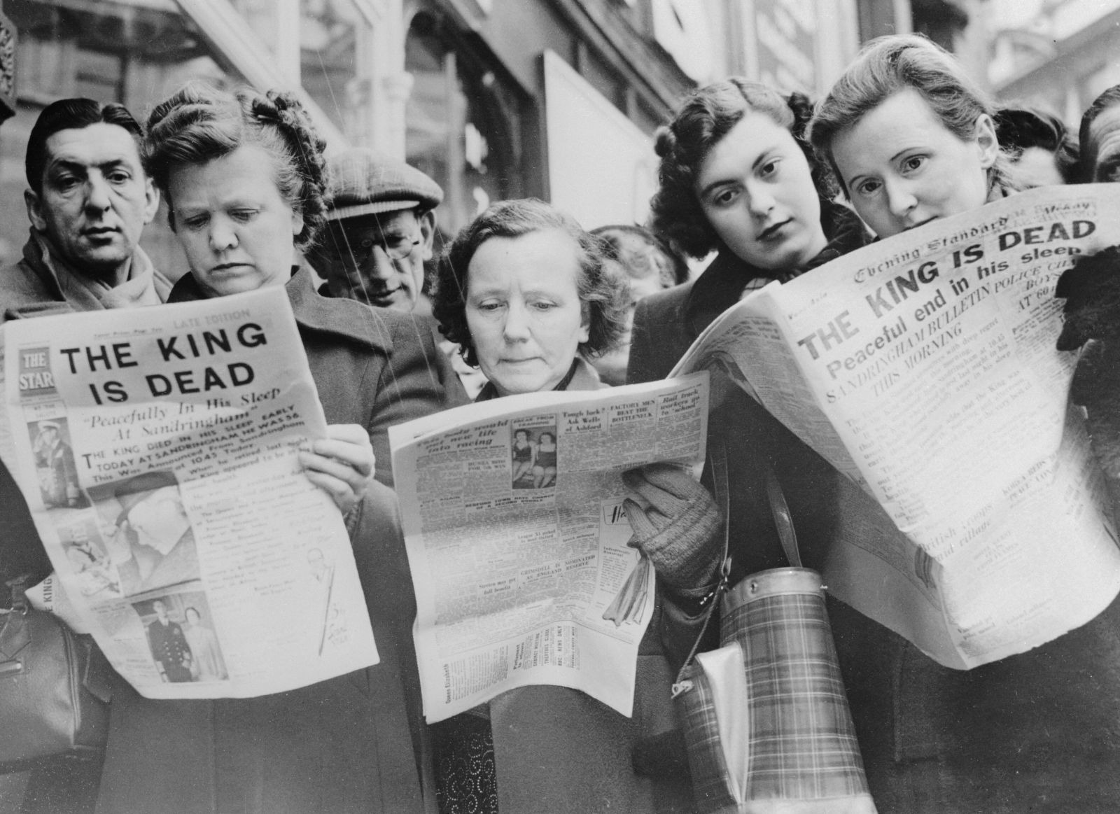 Người dân London bàng hoàng trước tin quốc vương qua đời vào ngày 6/2/1952. Ảnh: Getty 