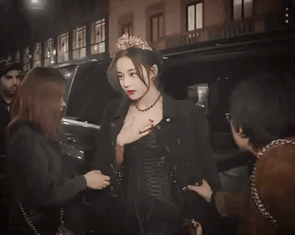 Sau nhiều năm, outfit và thần thái của Địch Lệ Nhiệt Ba khi tham dự sự kiện này vẫn luôn được CDM nhắc đến mỗi khi có chủ đề liên quan. Cô nàng thực sự xinh đẹp và sang trọng, tựa như nữ hoàng tại thời điểm đó.