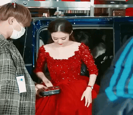 Mặc bộ đầm đỏ rực rỡ, Triệu Lệ Dĩnh bước xuống xe đẹp tựa một nàng công chúa kinh diễm. Nhìn cảnh này, có ai tưởng tượng cô ấy sẽ phải trở về trước 12h đêm kẻo chiếc xe biến thành quả bí ngô?