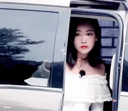 Trong bức ảnh động này, Tống Thiến chưa bước xuống xe nhưng vẻ đẹp ẩn hiện đằng sau tấm cửa kính cũng đủ khiến CDM thích mê. Chắc chắn khí thế khi bước xuống của người đẹp cũng đủ 'bức người'.