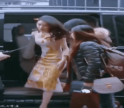 Lưu Thi Thi khi xuống xe cũng vô cùng thanh lịch và cuốn hút. Mái tóc cô nàng còn bồng bềnh, bay theo gió khiến những người có mặt tại hiện trường như choáng ngợp trước nhan sắc này.