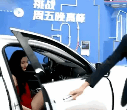 Angela Baby toát ra khí chất đại minh tinh khi xuống xe. Gây ấn tượng ngay với CDM chính là cặp giò vừa thon, vừa trắng, vừa dài miên man của cô nàng. Sau đó, vừa ra ngoài là cô nàng lại nở nụ cười rạng rỡ, vô cùng cuốn hút.