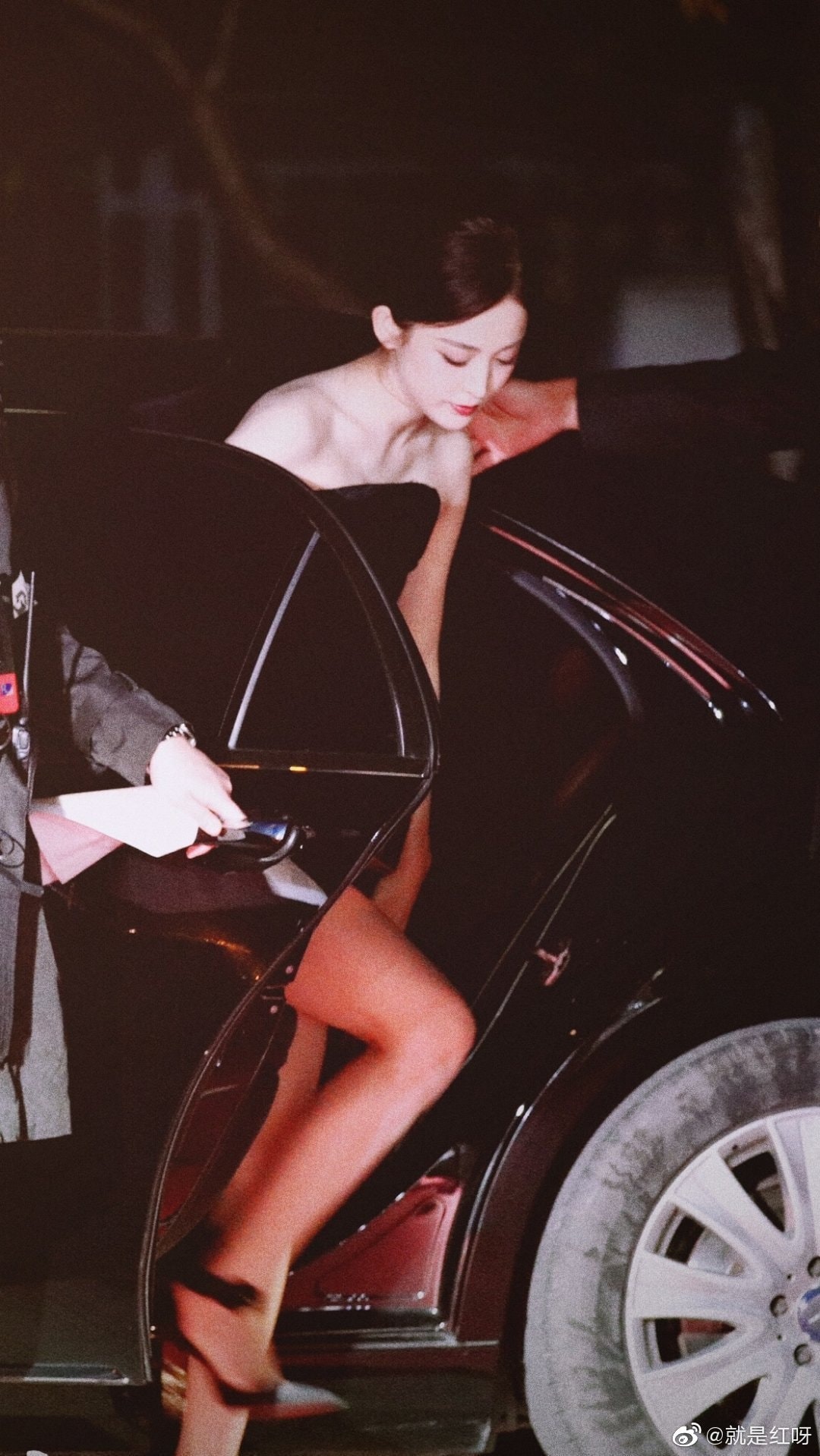 Cổ Lực Na Trát khoe trọn đôi chân hoàn hảo khi bước xuống xe. Màu xe đen sang trọng tiệp màu với trang phục của người đẹp nên đã thu hút mọi ánh nhìn.