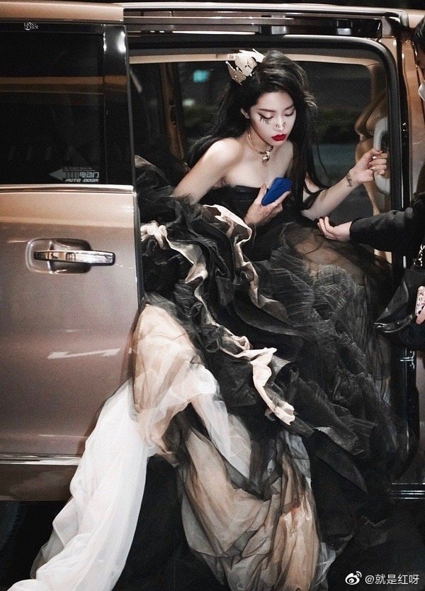 Dụ Ngôn khoác lên mình bộ dạ phục lộng lẫy, do đó, khi bước xuống xe cô nàng cũng tựa như một nữ thần, một nàng tiên hắc ám.
