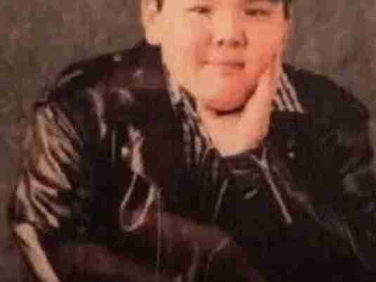 Cư dân mạng Trung Quốc đã từng muốn 'rớt tròng mắt' khi lần đầu nhìn thấy hình ảnh thời bé của Trần Vỹ Đình. Nếu ở hiện tại, Trần Vỹ Đình là nam thần đẹp trai ngời ngời thì quá khứ, anh ấy không có chút khí chất nào, nhìn rất buồn cười. Nhìn vào ảnh có thể thấy cái miệng như sắp bị che lấp.