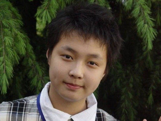 Trương Nghệ Hưng nổi tiếng là một nam thần có vẻ đẹp của một 'tiểu thịt tươi' chính hiệu. Nhưng, khi còn nhỏ, Nghệ Hưng đích thị là một cậu bé mập mạp. Tuy nhiên, má lúm đồng tiền nhỏ đáng yêu thì không hề thay đổi theo thời gian.