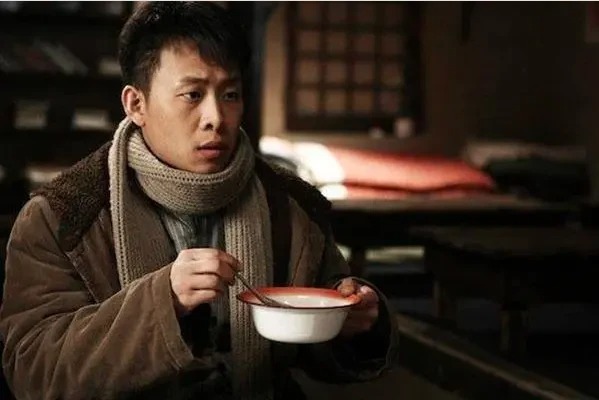 Trong bộ phim One Second, diễn viên Trương Nghị (Zhang Yi) vào vai một tên đào tẩu gầy gò có cảnh ăn mì ngấu nghiến. Để quay cảnh này, Trương Nghị đã ăn hơn chục bát mì và chỉ dừng quay đến khi bị đau bụng. Sau đó, Trương Nghị còn nôn mửa không ngừng. Trương Nghi là ngôi sao điện ảnh hàng đầu của Cbiz nên rất chuyên tâm với mọi cảnh phim.