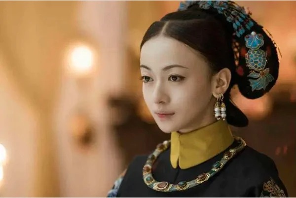 Nữ diễn viên Ngô Cẩn Ngôn đã ăn 74 bát viên bột củ sen và bị nôn khi quay Diên Hi Công Lược. Ăn ít thì ngon nhưng ăn nhiều tới mức này thì đúng là cực hình với diễn viên.