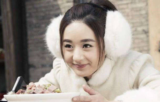 Triệu Lệ Dĩnh đã đi từ vai phụ nhỏ đến vai chính và đạt được thành công như ngày hôm nay. Trong quá trình này, cô đã phải nỗ lực rất nhiều, luôn diễn chuyên tâm. Triệu Lệ Dĩnh mỗi khi đóng cảnh ăn đều khiến người xem cảm nhận được sự thích thú và ngon miệng. Được biết, cô nàng từng tăng tới 10kg vì ăn quá nhiều sau khi đóng phim. Đây là điều vô cùng đau khổ với các sao nữ bởi việc giảm cân không dễ dàng. Tuy nhiên, chính điều này khiến Triệu Lệ Dĩnh được yêu mến.