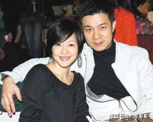 Từ Hy Đệ (Tiểu S) cũng được gả vào một gia đình giàu có nhưng cuộc sống của cô lại không được yên bình. Chồng cô, Hứa Nhã Quân sinh ra trong một gia đình có 3 đời con trai kế nghiệp. Tới đời anh thì Tiểu S lại chỉ sinh con gái nên bố mẹ chồng không hài lòng. Chính vì vậy mà Hứa Nhã Quân thường xuyên ra ngoài lăng nhăng.