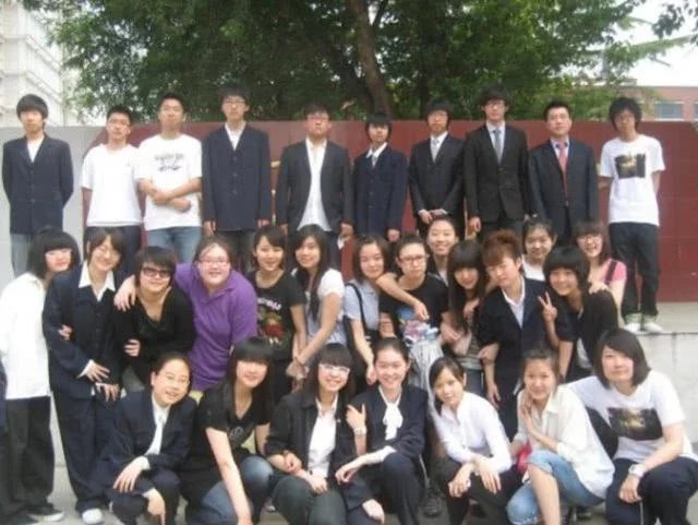 Bức ảnh chụp Dương Tử thời học cấp 3 cho thấy cô nàng sở hữu nhan sắc tầm trung trong lớp.