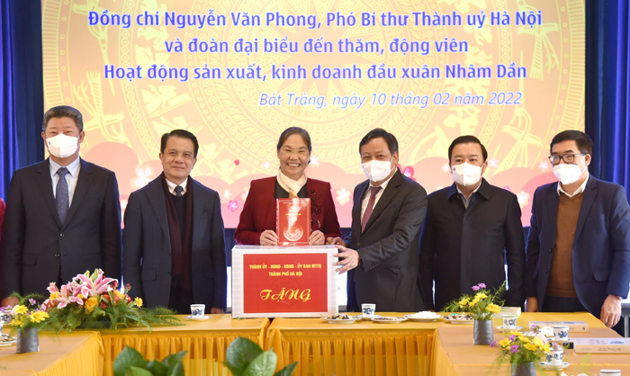 Phó Bí thư Thành ủy Nguyễn Văn Phong tặng quà động viên Công ty Sứ Quang Vinh