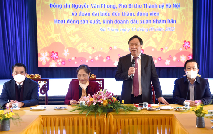 Phó Bí thư Thành ủy Nguyễn Văn Phong phát biểu tại buổi thăm và làm việc