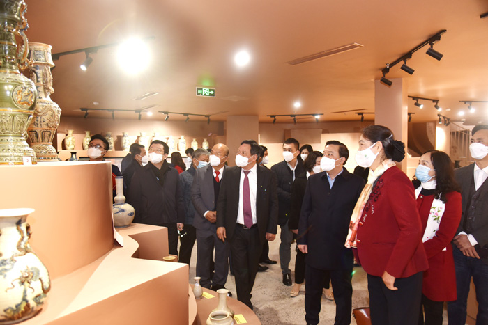 Phó Bí thư Thành ủy Nguyễn Văn Phong thăm gian hàng trưng bày các sản phẩm làng nghề của Hà Nội tại Trung tâm tinh hoa làng nghề Việt