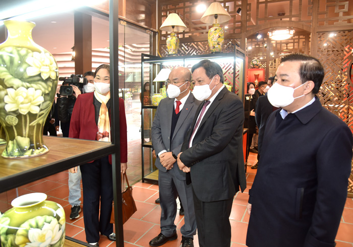 Phó Bí thư Thành ủy Nguyễn Văn Phong thăm gian hàng trưng bày các sản phẩm làng nghề của Hà Nội tại Trung tâm tinh hoa làng nghề Việt