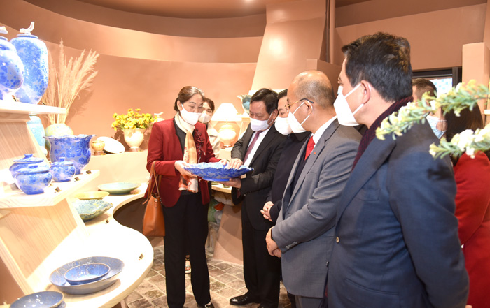 Phó Bí thư Thành ủy Nguyễn Văn Phong thăm gian hàng trưng bày các sản phẩm làng nghề của Hà Nội tại Trung tâm tinh hoa làng nghề Việt