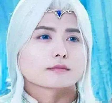 Có vẻ như béo lên thực sự là điều khủng khiếp với cả sao nam lẫn nữ. Tuy nhiên, một mỹ nam vẫn điển trai dù tăng 25kg, đó chính là Mã Thiên Vũ. Anh ra mắt đã nhiều năm, luôn là chàng trai trầm tính, ôn nhu, diện mạo xuất sắc. Dù má có thêm chút thịt khi béo lên thì Mã Thiên Vũ vẫn đáng yêu.