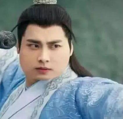 Lý Dịch Phong cũng là một sao nam được yêu mến nhờ ngoại hình xuất sắc, được ví như nam thần. Mỗi lần anh xuất hiện là trái tim các cô gái như trật nhịp. Tuy nhiên, khi tăng thêm 25kg thì Lý Dịch Phong không còn tuấn tú nữa, dung mạo nam thần hoàn toàn biến mất.