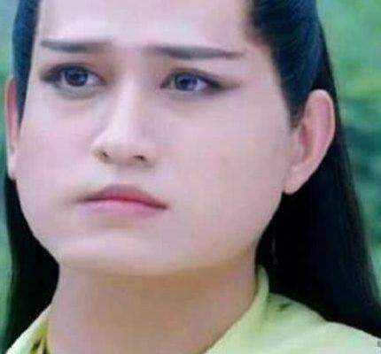 Hình tượng Sát Thiên Mạch của Mã Khả trong Hoa Thiên Cốt đã ăn sâu vào trong lòng khán giả. Đây được xem là một trong những vai diễn thành công của nam diễn viên. Trong phim, nhân vật Sát Thiên Mạch rất đẹp, anh ta tự tin vì bản thân quyến rũ hơn cả phụ nữ. Tuy nhiên, khi tăng thêm 25kg thì cốt cách thần tiên xen lẫn tà đạo ấy không còn nữa.