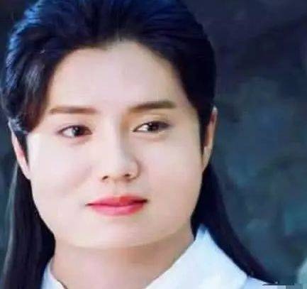 Lộc Hàm là một tiểu thịt tươi rất được yêu thích kể từ khi ra mắt. Ngoại hình thanh tú, trẻ trung với đôi mắt phượng, khuôn mặt hạt dưa khiến anh trở thành 'chồng quốc dân' trong lòng nhiều fan nữ. Đang là một ngôi sao ưa nhìn, khi tăng thêm 25kg, gương mặt Lộc Hàm ngay lập tức sưng phù như thế này đây.