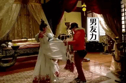 Đâu chỉ là bế công chúa, Địch Lệ Nhiệt Ba còn có thể khuyến mãi thêm vài vòng quay như thế này khiến các cô gái thích mê. Ai nói rằng mặc đồ cổ trang khó bế công chúa thì hãy nhìn cô Ba đi. CDM rất xúc động khi thấy cảnh 'Nhiệt Ba dỗ cho các cô gái vui' như thế này.