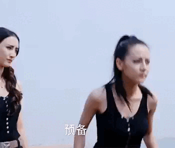 Nhìn cách Nhiệt Ba nhấc bạn diễn có khác gì những diễn viên nam khác đâu. Mỹ nhân Tân Cương có dáng người mình hạc xương mai nhưng lại cực khỏe.