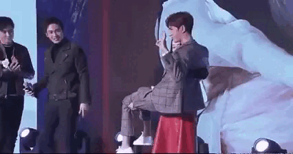 Không chỉ con gái nhé, ngay cả con trai Nhiệt Ba cũng cân được. Nhìn cảnh cô nàng bế công chúa Vu Mông Lung này khiến nhiều người chấn động. Nếu lên phim có lẽ có người cho rằng Nhiệt Ba phải dùng đến sự trợ giúp nhưng thực tế thì... đơn giản.