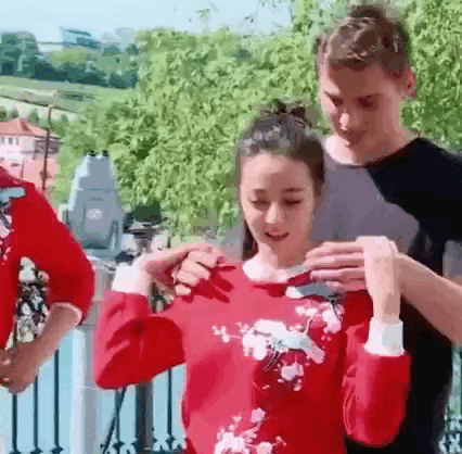 Ngay cả trai Tây 1,9m Nhiệt Ba cũng cõng ngon ơ nhé. Nhìn biểu cảm của Lộc Hàm và mấy anh chàng phía sau là biết họ phục Ba Béo tới mức nào. Trước đó, trong Keep Running, Lộc Hàm có cảnh bế Nhiệt Ba nhưng toát mồ hôi hột.