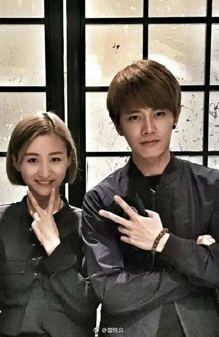 Chỉ có Nhiếp Hoan có cơ hội đứng sát Nhậm Gia Luân khi chụp ảnh như thế này! Chỉ có Nhiếp Hoan có cơ hội đứng sát Nhậm Gia Luân khi chụp ảnh như thế này!