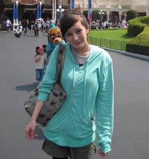 Dương Mịch là mỹ nhân xinh đẹp nổi trội, ngay từ bé đã xinh như búp bê. Trong những bức ảnh cũ khi mới ra mắt, dù ăn mặc rất bình thường nhưng Dương Mịch vẫn toát ra vẻ xinh đẹp khó cưỡng.