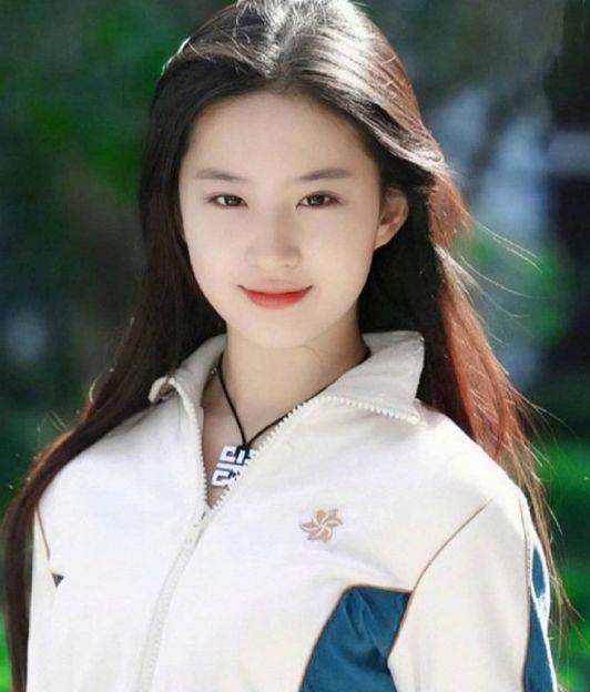 Khi mới ra mắt Lưu Diệc Phi đã được mệnh danh 'thần tiên tỷ tỷ' nhờ hình tượng thoát tục và tinh tế. Điều này chứng tỏ vẻ đẹp của cô ấy đã vượt trội tới mức nào. Giờ đây, mỗi khi những bức ảnh cũ của Lưu Diệc Phi được đào lại, cư dân mạng đều quắn quéo vì nhan sắc đẹp tựa thiên thần của cô nàng. Trong bức ảnh này, Lưu Diệc Phi mặc bộ quần áo thể thao trắng, mái tóc đen dài thẳng mượt, vẻ ngoài xinh đẹp, trong sáng, đáng yêu khiến người ta phải giật mình khi nhìn thoáng qua.