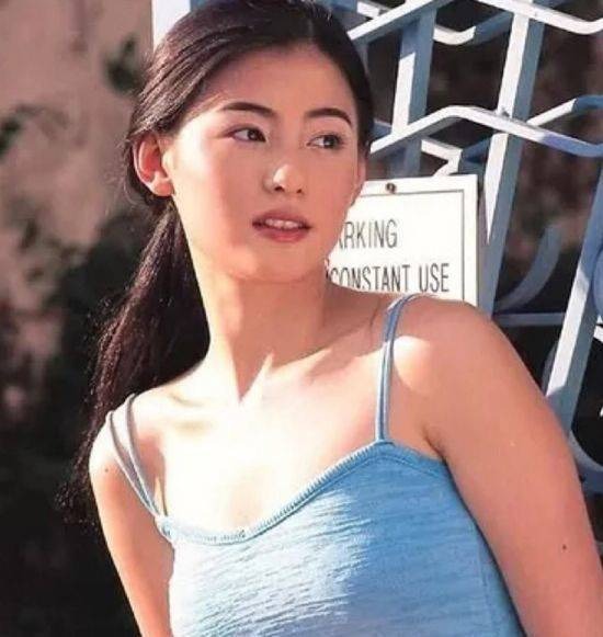 Trương Bá Chi ra mắt từ khá sớm và cũng nhanh chóng trở nên nổi tiếng. Do đó, mọi người chắc hẳn biết nhiều tới hình ảnh khi còn trẻ của người đẹp. Trong bức ảnh này, Trương Bá Chi mặc áo 2 dây, tóc buộc đuôi ngựa toát lên vẻ đẹp thanh thuần.