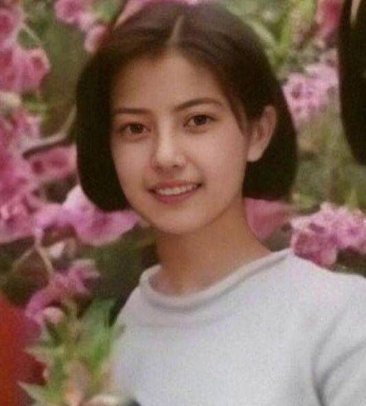 Cao Viên Viên là sao nữ rất kín tiếng, đặc biệt là sau khi kết hôn và sinh con cô hiếm khi xuất hiện trong tầm mắt khán giả. Tuy nhiên, cô vẫn giữ gìn cẩn thận nhan sắc, vóc dáng và khí chất của mình. Tới thời điểm hiện tại, khi nói đến những mỹ nhân xinh đẹp của Cbiz, bà xã Triệu Hựu Đình lúc nào cũng được xướng tên. Trong bức ảnh cũ này, Cao Viên Viên dù giản dị nhưng rất xinh đẹp. Mái tóc ngắn gọn gàng, khuôn mặt ngây thơ, thuần khiết khiến người ta nghĩ ngay đến mối tình đầu.