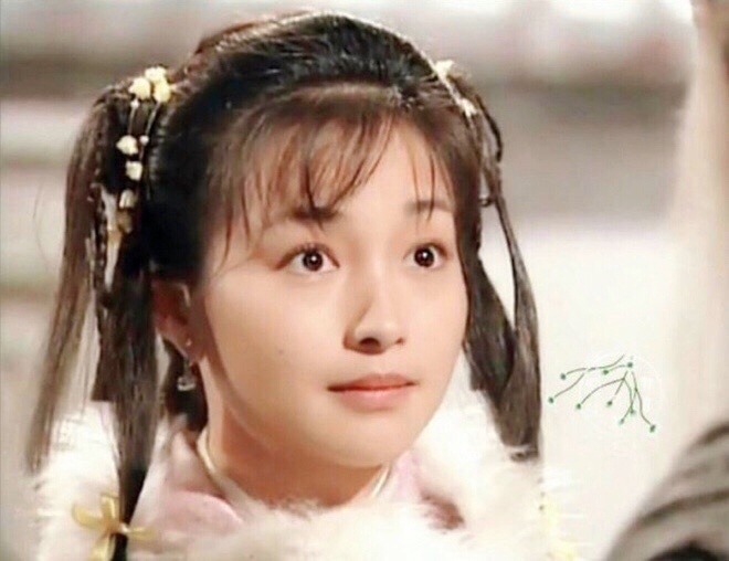 Vai diễn cổ trang kinh điển nhất của Lý Ỷ Hồng (Li Qihong) chính là Quách Tương trong Thần Điêu Đại Hiệp. Năm ấy, Lý Ỷ Hồng đã 25 tuổi nhưng vẫn hóa thân thành công vào một thiếu nữ 16 vui tươi, dễ thương, thông minh và xinh đẹp, có chút tà ác. Điểm đặc biệt nhất của Lý Ỷ Hồng chính là nốt ruồi trên má làm nổi bật sự ngây thơ, đáng yêu, vô cùng phù hợp với hình tượng Quách Tương.