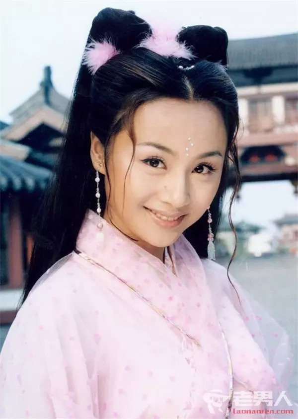 Nhắc đến Tào Dĩnh, các khán giả thế hệ 80, 90 đều rất quen thuộc. Lúc bấy giờ, cô thuộc hàng mỹ nhân cổ trang nức tiếng trong Cbiz. Tào Dĩnh có một nốt ruồi trên sống mũi khiến cô trở nên duyên dáng và toát ra vẻ thông minh. Nhiều cư dân mạng tin rằng nếu Tào Dĩnh mà tẩy nốt ruồi này đi thì tướng mạo sẽ bị mất kha khá điểm.