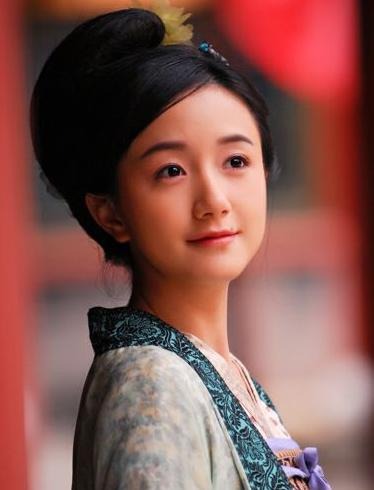 Lý Thiện (Li Qian) là một mỹ nhân xinh đẹp và đáng yêu nhưng đáng tiếc cô lại không phát triển rực rỡ trong làng giải trí Hoa ngữ. Lý Thiện gây ấn tượng với công chúng nhờ vẻ đẹp duyên dáng, dễ thương, đặc biệt là đôi môi có nốt ruồi ở phía trên vô cùng quyến rũ.