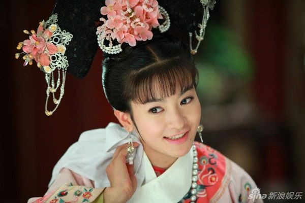 Nhắc đến Lý Thạnh, nhiều người đều biết cô qua vai diễn Tiểu Yến Tử trong Tân Hoàn Châu Cách Cách. Với đôi mắt to đen và nốt ruồi duyên dáng ở khóe miệng, Lý Thạnh trông dễ thương, trong sáng và ngọt ngào tự nhiên.