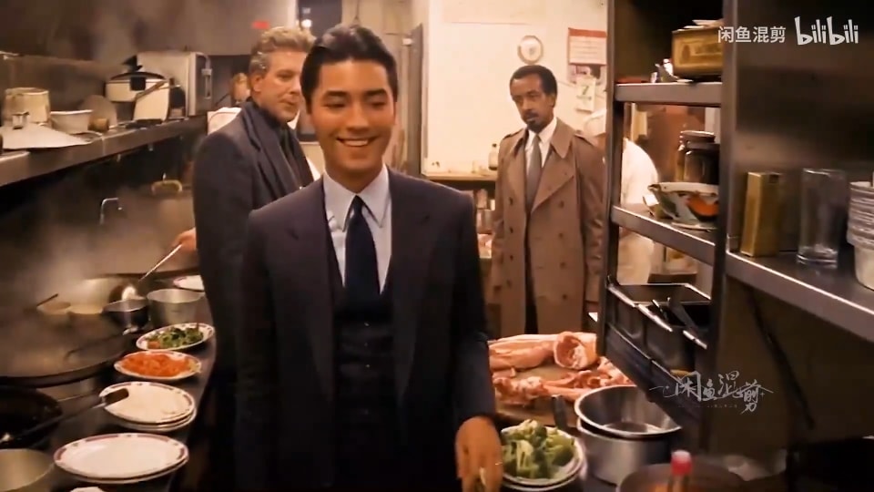 Vẻ đẹp cực phẩm của nam tài tử Tôn Long. Từng có một khoảng thời gian những hình ảnh, clip cũ của ông được đào lại khiến giới trẻ sốt rần rần vì nhan sắc hư hư, thực thực này.