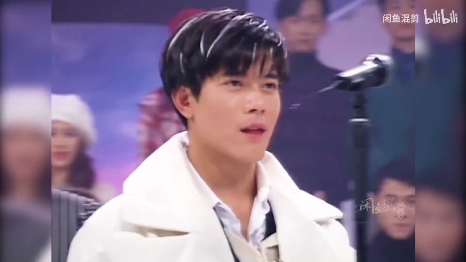 Vẻ đẹp thời đỉnh cao của Quách Phú Thành khiến các 'tiểu thịt tươi' bây giờ phải 'hít khói'. Dù là người của thế hệ 6x nhưng nhan sắc, phong cách, khí chất của Quách Phú Thành cùng các thiên vương khác hiện đại, năng động gấp nhiều lần so với giới trẻ bây giờ. Hình ảnh của anh cũng là minh chứng cho thời hoàng kim của giải trí Hong Kong.