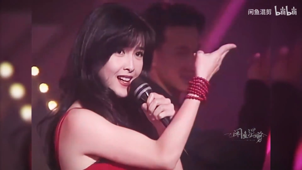 Ngọc nữ Hong Kong Châu Huệ Mẫn đến nay đã U60 nhưng vẻ đẹp thời vàng son của bà vẫn luôn sống trong lòng người hâm mộ. Đánh giá về Châu Huệ Mẫn, nhiều người còn tin rằng vẻ đẹp ngọt ngào, thanh thuần của bà ở thời đỉnh cao còn vượt cả đàn em Lê Tư.