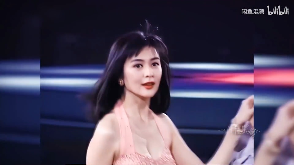 Đôi mắt Quan Chi Lâm như tồn tại một thứ ma lực cuốn hút người đối diện. Vẻ đẹp cổ điển, kiều diễm giúp cô trở thành tượng đài nhan sắc của Hong Kong.