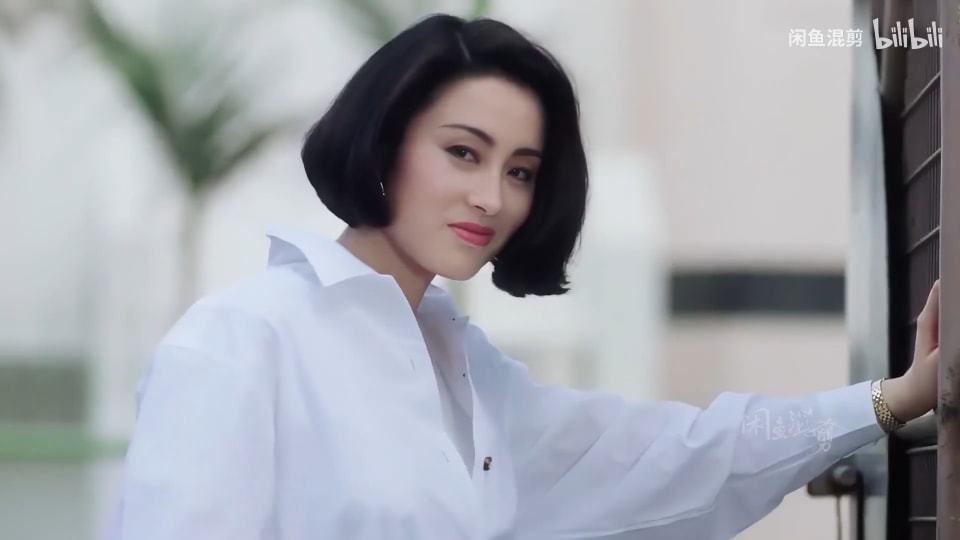 Trương Mẫn thì khiến người ta thao thức với khoảnh khắc cưỡi ngựa, ngoái đầu vô cùng xinh đẹp trong Ỷ Thiên Đồ Long Ký.