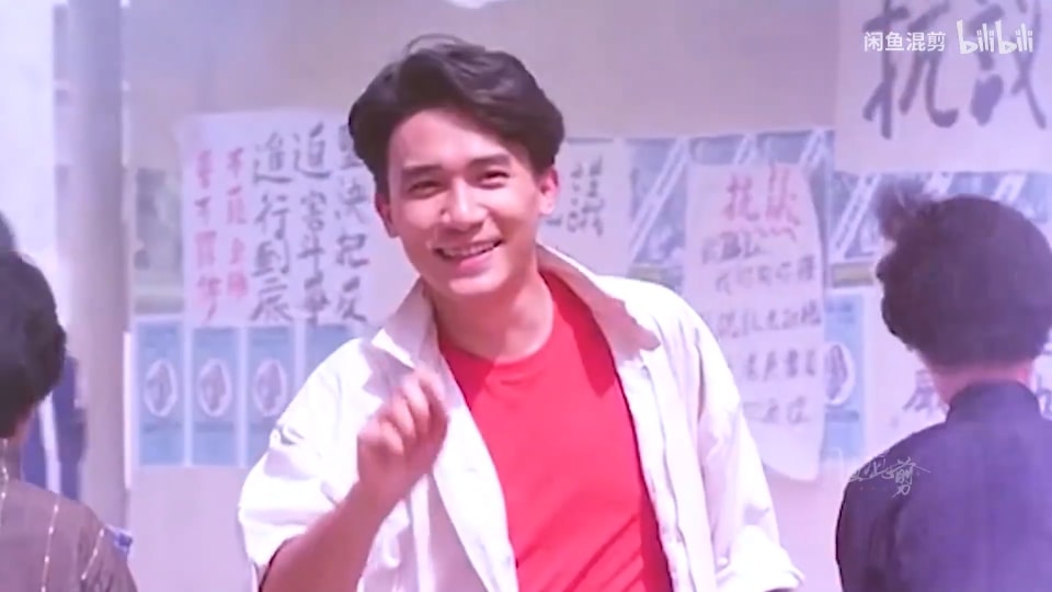 Lương Triều Vỹ thời trẻ luôn là người tình trong mộng của nhiều cô gái. Cho đến tận bây giờ, điều duy nhất không thay đổi trên gương mặt anh chính là đôi mắt si tình, cuốn hút.