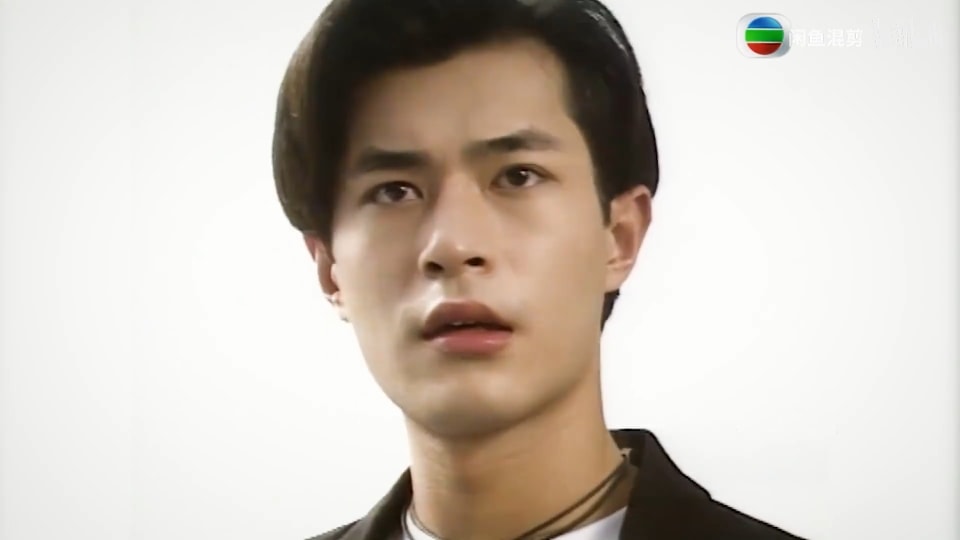 Cổ Thiên Lạc, Dương Quá kinh điển nhất màn ảnh Hoa ngữ. Thời điểm này anh vẫn còn giữ làn da trắng, chưa trở thành 'thỏi socola' hấp dẫn của Hong Kong như bây giờ.