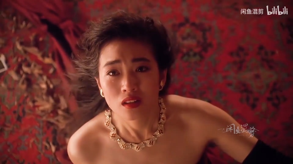 Nhan sắc đậm chất điện ảnh của Củng Lợi. Nhan sắc không tuân theo các quy chuẩn về cái đẹp nhưng Củng Lợi lại có được nét duyên ngầm giúp cô thu hút người đối diện và đạt được thành công trong nghiệp diễn.