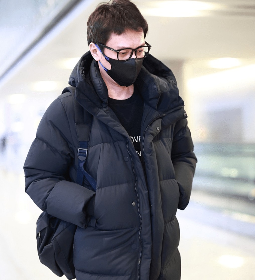 Khi đối diện với ống kính CDM, Phùng Thiệu Phong tỏ ra không vui.