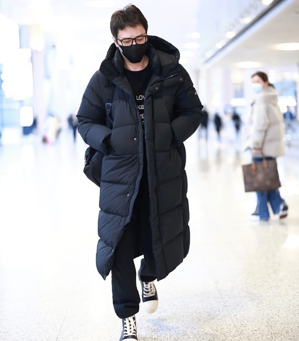 Phùng Thiệu Phong cúi đầu, bước vội trước sự soi mói của những người xung quanh.