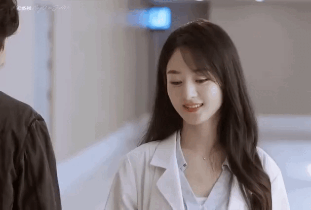 Nhắc đến bộ phim gần đây nhất mà Triệu Lệ Dĩnh tham gia, khán giả sẽ nghĩ ngay tới Ai Là Hung Thủ. Trong phim, Lệ Dĩnh vào vai một nữ bác sĩ tâm lý nhưng lại có tâm lý khá biến thái. Hình ảnh này chính là minh họa cho nhận xét: 'Thẩm Vũ là bà hoàng diễn xuất, chúa tể lật mặt, chiến thần vô tội, đội trưởng thảo mai'. Nó cho thấy đỉnh cao diễn xuất của Triệu Lệ Dĩnh. Chỉ trong vài giây, dù cô vẫn cười nhưng ánh mắt đã hoàn toàn thay đổi, từ thiện lương sang tà ác.