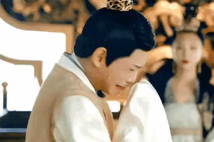 Còn đây là màn lật mặt cợt nhả gây tranh cãi của Đinh Vũ Hề trong phim Trần Thiên Thiên Trong Lời Đồn. Nếu lật mặt chỉ thay đổi từ cười sang lạnh tanh thì xưa rồi, Đinh Vũ Hề còn thêm biểu cảm liếm môi đầy 'dầu mỡ' khiến CDM không thể nhịn cười.